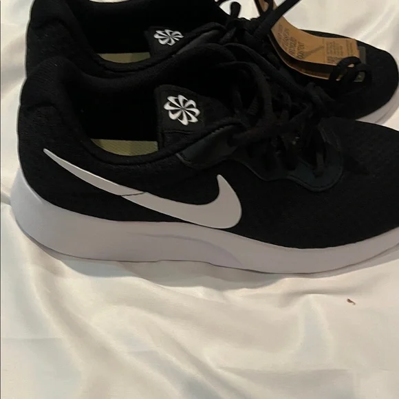 Nike Tanjun Black and White Sneakers - Picture 5 of 6